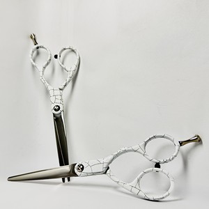 Tijeras de Peluquería Profesionales Personalizables de Acero Inoxidable con Punta Afilada de 5.5 Pulgadas, Hoja Recta, para Diestros, Color Blanco con Diseño de Grietas de Hielo - Product Image 2