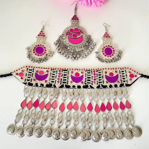 Collier traditionnel afghan Kuchi tribal avec base en tissu rose vibrant et motifs brodés à la main complexes - Product Image 2