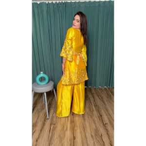 Ensemble élégant jaune pour femme FB, haut et bas pour soirée, avec travail de fil et de sequins, taille M - Product Image 3