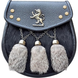 Sporran écossais traditionnel en cuir et fourrure avec crête de lion, rabat clouté, trois pompons en fourrure et accessoires haut de gamme pour kilt des Highlands - Product Image 1
