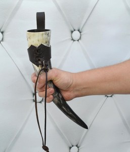 Cuerno Vikingo Clásico Medieval Tallado en Material Orgánico, Seguro para Alimentos, para Eventos Históricos, Cosplay de Caballeros y Celebraciones - Product Image 1