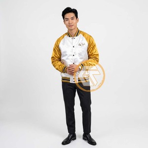 อัลฟ่าที่ปรับแต่งได้ |   เสื้อแจ็คเก็ตวาร์ซิตี้ปักลายผ้าซาตินแบบควิลท์สำหรับฤดูหนาว/ฤดูใบไม้ร่วง คุณภาพสูง ระบายอากาศได้ดี สำหรับผู้ชาย ยี่ห้อกรีกฟี ขายส่ง - Product Image 3