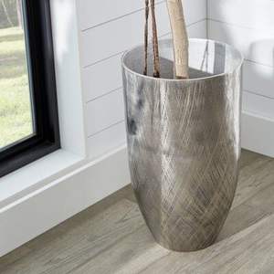 Jarrón de Metal Plateado Elegante para Espacios Vibrantes con una Forma Encantadora - Product Image 1