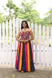 Conjunto de Lehenga Choli Colorido para Navratri, Reversible, Tradicional, Largo hasta el Suelo, Corte Ajustado, para Noches de Dandiya, Fiestas de Diwali y Otras Ocasiones - Product Image 5
