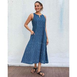 Vestido midi de algodón estampado índigo sin mangas para mujer, vestido casual de verano con corte en A y bolsillos. - Product Image 2