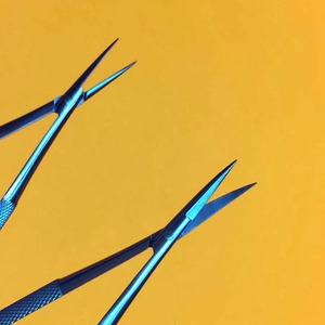 Tijeras Oftálmicas Ergonómicas Manuales de Titanio con Punta Fina Curva e Inocua para Cirugía Ocular y Dental Microquirúrgica - Product Image 6