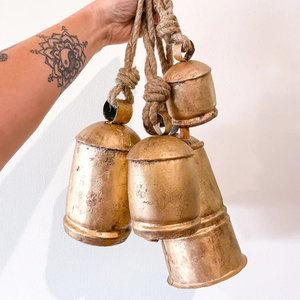 Campanas de vaca rústicas vintage de latón hechas a mano con cuerda de yute, campanas colgantes de Navidad grabadas en oro antiguo para el hogar o la granja. - Product Image 6