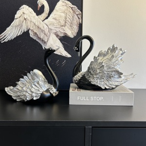 <span class=keywords><strong>Sculpture</strong></span> européenne de <span class=keywords><strong>couple</strong></span> de cygne noir en résine, décoration de bureau créative artisanale d'animaux adaptée aux mariages, à la maison et au salon - Product Image 1