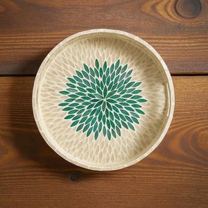 Plateau de service rond en nacre verte fait main avec un design en mosaïque de feuilles florales, incrustation de coquillages, plateau de table décoratif de luxe - Product Image 1