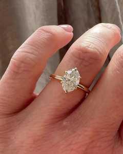 Anillo de Compromiso con Diamante Ovalado de 2 Quilates Cultivado en Laboratorio, Oro Sólido de 14K/18K, Banda Delgada de 1.5mm, Halo Oculto, Fabricante de Joyería al Por Mayor - Product Image 5