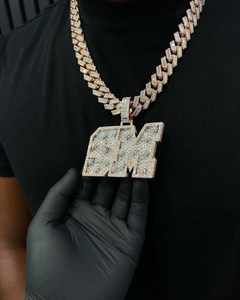 Colgante Personalizado con Iniciales SM con Diamantes Tallados en Baguette y Redondos en Acabado Plateado Chapado en Oro Rosa para Hombre y Mujer - Product Image 2