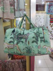 Sac de voyage Bohème de luxe en coton matelassé à motif floral, imprimé indien au bloc, avec fermeture éclair, léger, grande capacité, durable, à porter à l'épaule - Product Image 2