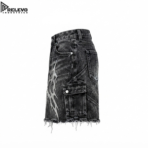 Short en jean cargo noir délavé style Y2K avec motifs étoiles tribales, poches latérales utilitaires et ourlet effiloché vieilli - Product Image 3