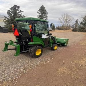 Oferta al por Mayor de Tractor John Deere Usado con Escoba, Tractor Agrícola con Implementos Completos a un Precio Económico - Product Image 3