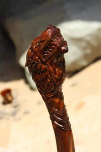 Hache viking sculptée à la main sur mesure par BA Enterprises |   Hache artisanale en acier à haute teneur en carbone avec tête de loup gravée et manche en bois |   Nordique - Product Image 6