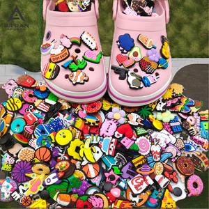 จี้รองเท้าเรืองแสงในที่มืด AIFRAN ทำจาก PVC รูปดอกไม้ถักโครเชต์ ตัวล็อคแบบนิ่ม ทำจากยาง ใช้ตกแต่งรองเท้าแบบสวม - Product Image 1