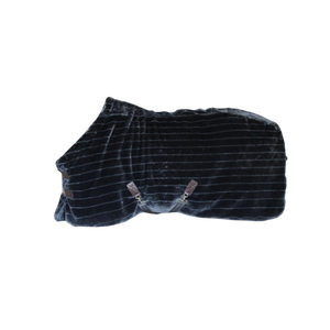 Couverture de cheval en fourrure noire avec sangles de fixation pour utilisation en extérieur ou en écurie - Product Image 1