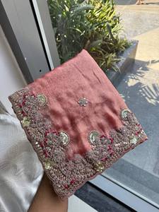 ชุดงานเลี้ยงฤดูร้อนสุดหรู ผ้าชีฟองเฟนดี้ ปักลายหนัก แต่งขอบด้วยผ้าปิ๊ปปิ้ง ดีไซน์เนอร์เสื้อผ้าไหมโมโน บังลอรี สำหรับงานแต่งงาน - Product Image 3