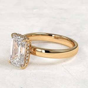 SATVIK RATNA Bague de Mariage Solitaire de Luxe en Or 14K avec Diamant de Laboratoire Certifié IGI Taille Émeraude 2,5 Carats et Bande Large Type Cigare - Product Image 2