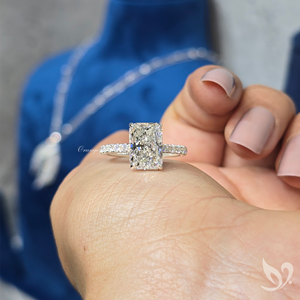 Anillo de Compromiso con Diamante Cultivado en Laboratorio, Corte Radiante de 3CT |   Anillo de Boda de Lujo de Oro Sólido de 10k con Certificado IGI - Product Image 4