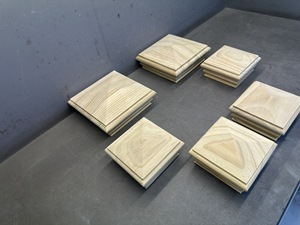 Tapa Decorativa Premium de Madera Dura con Parte Superior Plana para Postes de Cercas y Terrazas de Apartamentos, Diseño Contemporáneo Piramidal de Madera Sólida - Product Image 5