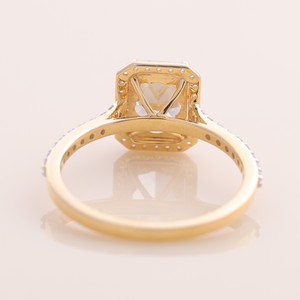 Bague de fiançailles en or 18 carats avec halo de diamants jaunes taille radiant certifiés IGI, plaquée rhodium tendance - Product Image 4