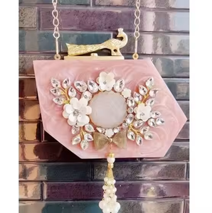 Mini bolso de mano de resina de la India con cadenas de perlas y decoraciones florales, perfecto para bodas y fiestas. - Product Image 3