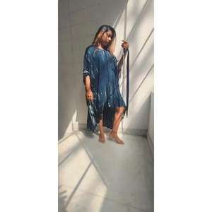 Elegancia con este elegante vestido maxi estilo caftán, confeccionado con tela ligera y transpirable, hermosa base color verde azulado intenso adornada - Product Image 1