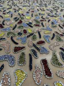 Tissu en dentelle africaine de luxe de haute qualité, perlé à la main, pour vêtements de mariée ou tenues traditionnelles, disponible en gros - Product Image 2