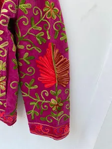 Chaqueta Suzani de terciopelo rosa hecha a mano con bordado de motivos florales rojos, abrigo étnico bohemio para mujer - Product Image 2