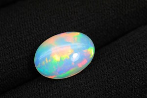โอปอลเอธิโอเปียทรงรีแบบคาโบชอง ลายรังผึ้ง สีรุ้ง สวยงาม น้ำหนัก 4-6 กะรัต ต่อขนาด อัญมณีโอปอล - Product Image 4