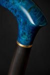Canne de marche en résine et bois à motif marbré bleu, avec manche noir et accents dorés, durable pour usage domestique - Product Image 6