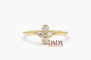 Bague de luxe pour femme avec diamants sertis en grappe, bague minimaliste à quatre pierres, bijou élégant pour le quotidien, bague moderne - Product Image 1