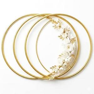 Corona Decorativa Redonda de Metal Dorado con Flores Blancas, Hecha a Mano, Arte de Pared Romántico para Boda, Paquete de Varias Piezas - Product Image 1