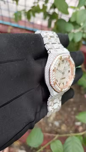 Montre à quartz de luxe exclusive pour homme avec accents de diamants en moissanite brillants - Product Image 5