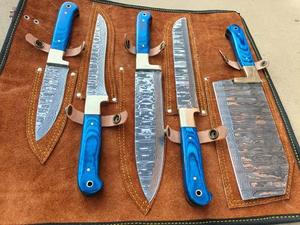 Ensemble de 5 couteaux de cuisine faits à la main avec des lames en acier à motifs et des manches en bois bleu avec étui de rangement en cuir Couteaux vikings - Product Image 1