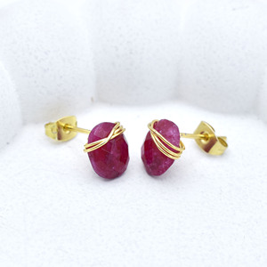 Clous ovales en rubis sertis de fils |   Boucles d'oreilles pierre de naissance de juillet |   Bijoux en cristal faits à la main - Product Image 6