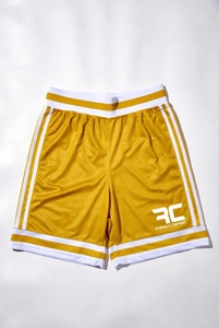 Shorts de basket-ball rose vif avec bordure blanche et rose et logo RC, pour un look élégant et professionnel pour les équipes sportives. - Product Image 2