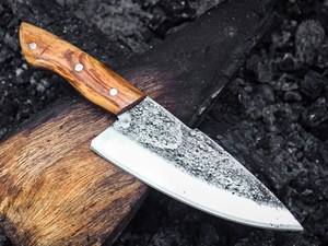 Cuchillo de Chef Hecho a Mano, Forjado en Acero al Carbono, con Mango de Madera de Olivo Natural, Afilado como una Navaja - Product Image 5