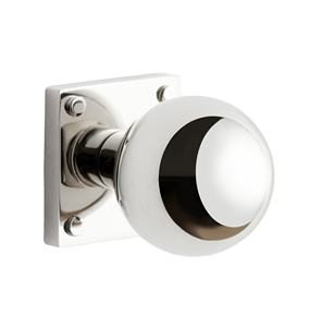 Poignées de porte rondes tendance en laiton nickelé, durables, élégantes et parfaites pour les intérieurs modernes ou classiques. - Product Image 1