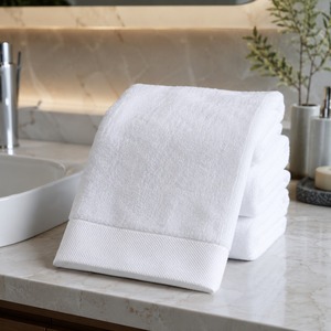 Serviettes de bain en coton pur 550 GSM, blanches, douces, de qualité hôtelière, très absorbantes, pour l'hôtellerie et la maison, vente en gros - Product Image 3
