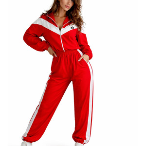 Conjunto deportivo cortavientos rojo personalizado con panel reflectante, chaqueta ligera con cremallera y pantalones deportivos para hombre. - Product Image 2