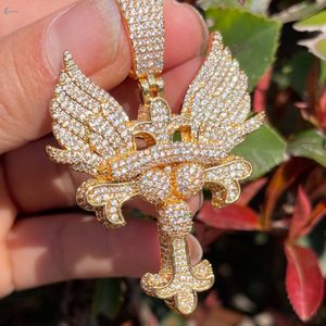 Pendentif unisexe Hip Hop Bling avec ailes d'ange et croix, serti de diamants de laboratoire VVS1 et CVD - Product Image 1