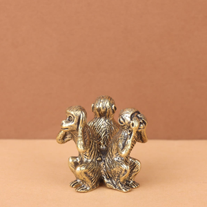 Figurine de couple traditionnelle vintage en laiton, style tribal dhokra, assis sur un lit, apportant un charme ethnique, disponible à prix de gros. - Product Image 4