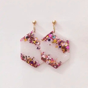 Bijoux de mode contemporains, élégantes boucles d'oreilles en résine pour femmes, accessoires tendance pour mariage et cadeaux - Product Image 2