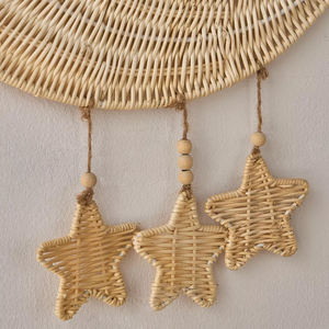 Ornement artisanal en rotin tressé étoile et lune, durable, en fibres végétales, pour la décoration murale intérieure de la chambre d'enfant. - Product Image 2