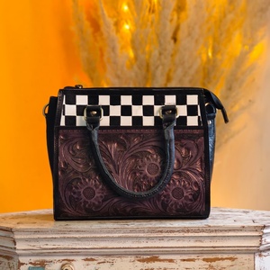 Bolso Cruzado de Cuero Genuino Venus Leathers, Estilo Western, Hecho a Mano, con Patrón de Letras y Flores, Cierre de Cremallera, 45-55cm, ¡Gran Venta! - Product Image 1