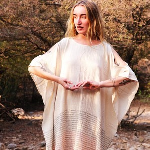 Robe Kaftan Bohème en Khadi avec Imprimé Mantra Tibétain Blanc Cassé, Épaules Dénudées, Coupe Ample, Tunique, Vêtement d'Intérieur, Robe de Détente pour Femme - Product Image 1