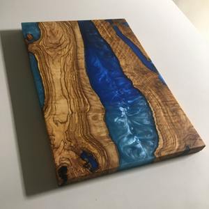 Planche de service élégante et rustique en bois d'acacia et résine, faite à la main, durable, pour fromages, pains, fruits et fêtes - Product Image 1