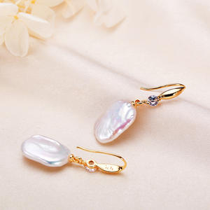 Boucles d'oreilles pendantes en perles baroques de luxe polyvalentes, style rétro haut de gamme, perles d'eau douce pour femmes - Product Image 3